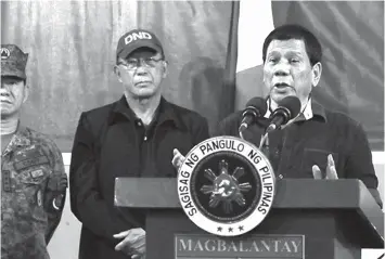  ?? ASSOCIATED PRESS ?? President Rodrigo Duterte (right) addresses troops during his visit to the 2nd Mechanized Brigade on the outskirts of Iligan city.