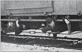  ??  ?? This is how hobos could “ride the rods” of a rail car.
