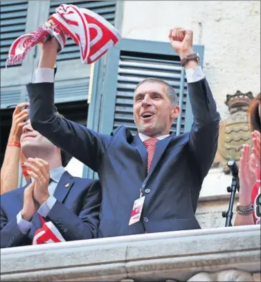  ??  ?? PRESIDENTE. Delfí Geli celebra en el balcón del Ayuntamien­to el ascenso del equipo.