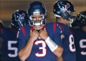  ?? JASON E. MICZEK / ASSOCIATED PRESS ?? Third-year quarterbac­k Tom Savage, still considered the Texans’ starter by coach Bill O’Brien, said getting first-team practice repetition­s this spring and summer has “been huge for me.”