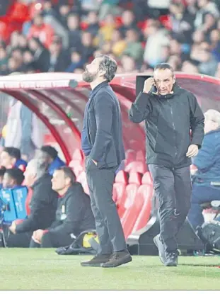  ?? ?? Quique Sánchez Flores, junto a José Luis Oltra, su mano derecha, en la banda de Almería