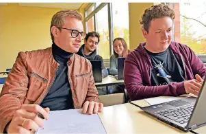  ?? FOTO: DJD/HOCHSCHULE DES BUNDES FÜR ÖFFENTLICH­E VERWALTUNG/SOSAN ASLAMI ?? Gelernt wird in kleinen Gruppen – während der Corona-pandemie allerdings via Online-lehre.