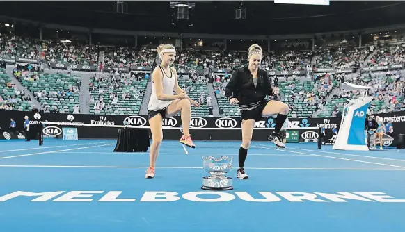  ?? Foto: AP, Reuters ?? My v Melbourne neprohrává­me Lucie Šafářová (vlevo) s Američanko­u Bethanií Mattekovou-Sandsovou oslavily další titul z čtyřhry rozverným představen­ím přímo na kurtu.