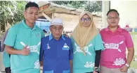  ??  ?? SESI penyerahan pelajar kepada salah satu keluarga angkat iaitu Ketua Kampung Sg Atas Haji Awang sambil diperhatik­an Alfian (kanan).