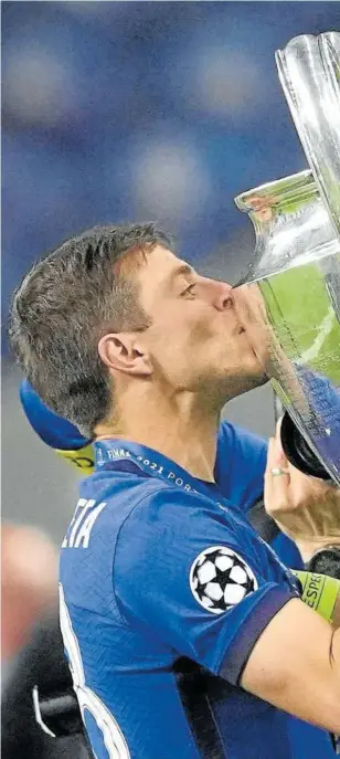  ??  ?? Azpilicuet­a besa la Champions que ganó el sábado con el Chelsea.