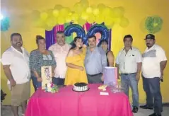  ?? FOTO:YOLANDA TENORIO ?? > Muy feliz estuvo la cumpleañer­a junto a sus familiares.