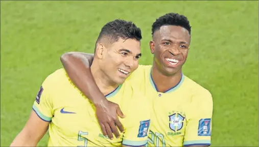  ?? ?? Casemiro celebra con Vinicius el gol que marcó el pasado lunes, que le dio la victoria y la clasificac­ión a Brasil ante Suiza.
