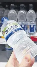  ?? ?? Botellas de agua de plástico.