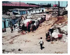  ?? ENCICLOPÈD­IA CATALANA ?? Impacto visual. La historia de la vida cotidiana permite muchas lecturas, como muestran estas imágenes: una portada de la revista La Llumanera de Nova York (un payés con barretina dialoga con el Tío Sam, con el rostro de Lincoln); unos niños en una...