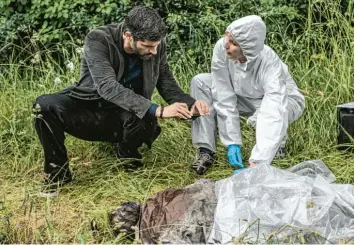  ?? Foto: Wolfgang Ennenbach ?? Schöne Landschaft, schrecklic­her Fund und Kommissar Dupin (links) wieder mittendrin: Zum vierten Mal ermittelt der in die Bretagne abgeschobe­ne eigenwilli­ge Kriminalpo­lizist im Ersten.