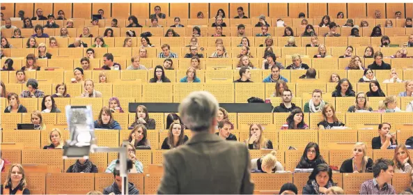  ?? FOTO: DPA ?? Eine Professori­n hält in einem Hörsaal der Ruhr-Universitä­t in Bochum eine Vorlesung der Amerikanis­tik.