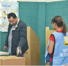  ?? JUAN MIGUEL PEÑA ?? ↑ Un ciudadano ejerce su derecho al voto en un centro de votación en el municipio de San Juan de la Maguana.