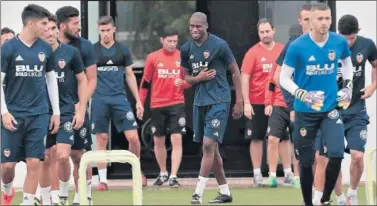  ??  ?? Geoffrey Kondogbia vuele a cruzarse en el cambio del Sevilla donde militó una temporada.