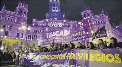  ?? KIKO HUESCA / EFE ?? Un momento de la marcha convocada por el Movimiento Feminista en Madrid.