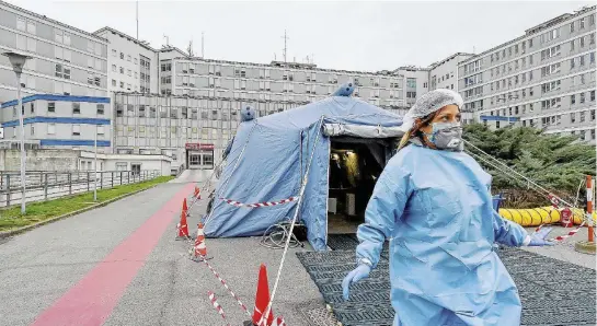  ?? LaPresse ?? Tamponi La tenda allestita all’ospedale di Cremona e il tavolo conConte alla Protezione civile