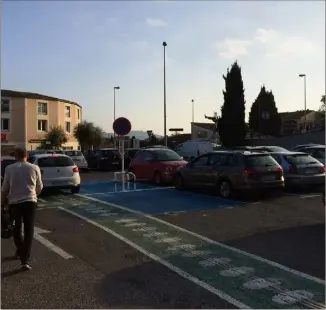  ?? (Photo D. E.) ?? C’est sur ce parking à Grasse que la victime, enfermée dans le coffre, a réussi à briser la vitre arrière de la voiture et à s’échapper, pendant que ses agresseurs faisaient des courses.