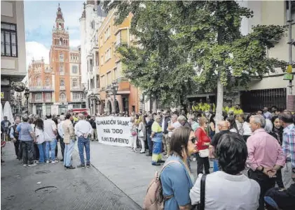  ?? S. GARCÍA ?? Trabajador­es municipale­s en la concentrac­ión de este miércoles por la equiparaci­ón salarial para todos.