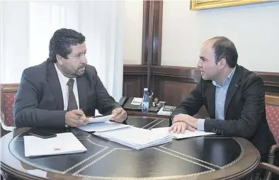  ?? MEDITERRÁN­EO ?? ▶▶ El presidente de la Diputación, Javier Moliner, junto al diputado Pablo Roig, en una reciente reunión de trabajo.