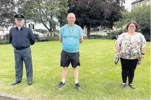  ??  ?? Support Peter, centre, with Flying Officer Lindsay Robertson, adjutant of 2519 Squadron, and Jennifer Towel, the detachment commander for the Army Cadets