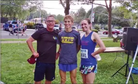  ?? BOB KEELER — MEDIANEWS GROUP ?? From left are Moyer Indoor/Outdoor General Manager Bob Williamson; Zach Hoagland, the first male finisher in the July 14Moyer 5K; and Alycia Geary, the first female finisher.