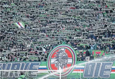  ?? [Thomas Pichler/Getty] ?? Die emotionals­te Fußballtri­büne Österreich­s thront in Hütteldorf, hier werden Spiel, Spektakel und Verein zelebriert.