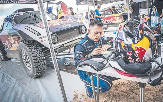  ?? FOTO: RED BULL CONTENT POOL ?? Lucas Cruz, tomando notas al lado del buggy de Mini X-raid en el que busca ganar su tercer Dakar como copiloto de Carlos Sainz en esta edición de 2019