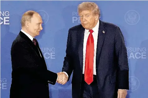  ?? FOTO: JAE C. HONG/DPA ?? Freundlich­er Empfang in Alaska: US-Präsident Donald Trump mit Kreml-Chef Wladimir Putin. Zu einem „Deal“ist es bei dem Treffen nicht gekommen.