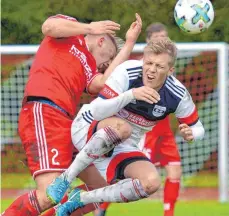  ?? FOTO: HORST HÖRGER ?? Es ging mächtig zur Sache im Landesliga-Derby zwischen dem TSV Blaustein und dem TSV Buch. Hier kämpfen der Blausteine­r Marius Veith und der Bucher Johannes Zott (rotes Trikot) um den Ball.