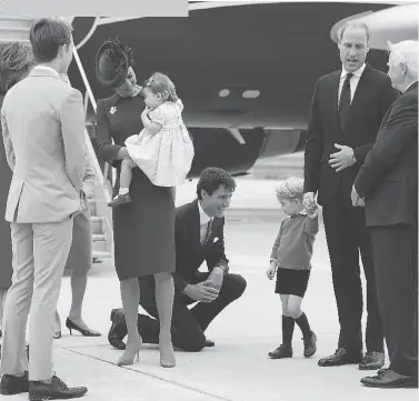  ?? JONATHAN HAYWARD / AFP / GETTY IMAGES ?? Prime Minister Justin Trudeau, centre, kneels to talk to Prince George as Prince William speaks with the Governor General David Johnston, right, and Catherine, Duchess of Cambridge, left-of-centre, holds daughter Princess Charlotte in Victoria. Trudeau...