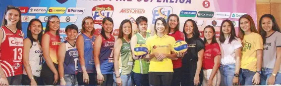  ?? JUN MENDOZA ?? Philippine Superliga ambassadre­ss Aby Marano (ninth from left) leads the players in expressing their excitement in the All-Filipino Conference and Collegiate Grand Slam during the press launch yesterday at Club Filipino in San Juan.