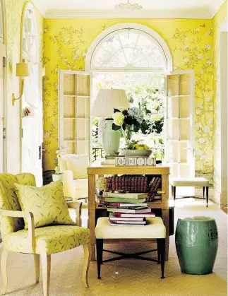  ?? DAVID MEREDITH ?? Sunny Piedmont room with feature wallpaper designed by Barbara Barry.