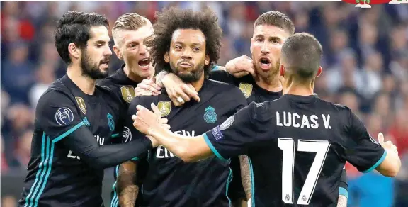  ?? KAI PFAFFENBAC­H/REUTERS ?? MOMENTUM KEMENANGAN: Marcelo (tengah) dikerubung­i, dari kiri, Isco, Toni Kroos, Sergio Ramos, dan Lucas Vazquez setelah mencetak gol ke gawang Bayern di Allianz Arena kemarin dini hari WIB (26/4).