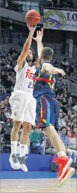  ??  ?? ELÉCTRICO. Sergio Llull lanza un triple ante el MoraBanc Andorra.