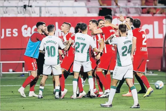  ?? ERIC ALONSO / GETTY ?? La polémica expulsión de Stuani provocó unos momentos de tensión y acabó por decantar el partido