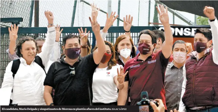  ?? ISAAC LÓPEZ ?? El candidato, Mario Delgado y simpatizan­tes de Morena en plantón afuera del instituto.