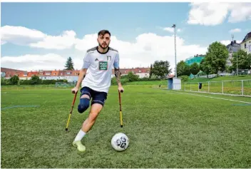  ?? FOTO: HEIKO LEHMANN ?? Stefan Schmidt beim Training in St. Arnual. Er trägt beim Kicken keine Prothese.