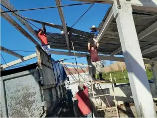  ?? | foto: Marta Cruz ?? Trabajador­es de la empresa Pecuaria Genética El Cangre, del municipio de Güines, en la provincia de Mayabeque, acudieron en apoyo a la recuperaci­ón de Pinar del Río.