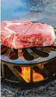  ??  ?? Wie gelingt das perfekte Steak? Die „Los Grillos“wissen es.