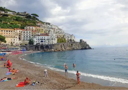  ?? (Terri Colby/Chicago Tribune/TNS) ?? IN AMALFI, the beach is close to the town square, so it’s easy to make a day exploring both.