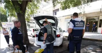  ?? (Photos Franck Fernandes) ?? Peu après midi, la police judiciaire niçoise est arrivée sur les lieux afin de procéder à des constatati­ons techniques et scientifiq­ues plus poussées.