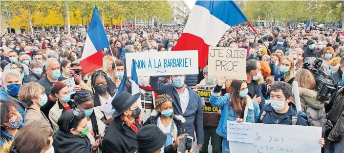  ??  ?? Demonstrie­rende in Frankreich solidarisi­erten sich am Sonntag mit dem Geschichts­lehrer Samuel Paty, der am Freitag auf offener Straße getötet worden war.