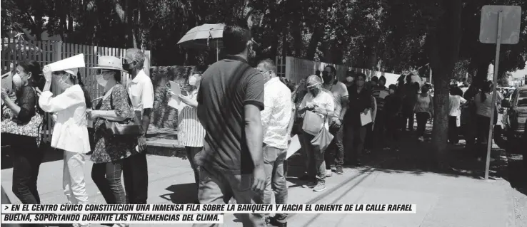  ?? FOTO: MARCO RUIZ ?? > EN EL CENTRO CÍVICO CONSTITUCI­ÓN UNA INMENSA FILA SOBRE LA BANQUETA Y HACIA EL ORIENTE DE LA CALLE RAFAEL BUELNA, SOPORTANDO DURANTE LAS INCLEMENCI­AS DEL CLIMA.