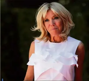  ??  ?? « Il a fallu du courage à Brigitte Macron, car j’imagine le séisme qu’a déclenché sa relation avec Emmanuel dans la société à l’époque », confie la réalisatri­ce Virginie Linhart.