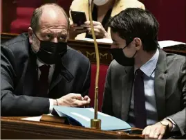  ??  ?? Éric Dupond-Moretti avec le porte-parole du gouverneme­nt Gabriel Attal, mardi, à l’Assemblée Nationale.