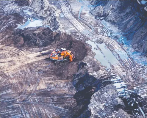  ?? Ben Nelms / Bloomb
erg files ?? An excavator is seen at the Athabasca oilsands near Fort Mcmurray, Alta. Suncor produced an average of 670,000 barrels of oil per day from the oilsands last year.