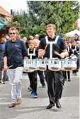  ?? Foto: Hieronymus Schneider ?? Das Percussion Ensemble Gran Cassa (hier im Bild Leiter Matthias Mercineri, links, und Trommler Lukas Balzat) spielt zusammen mit dem Jugendense­mble des Musikverei­ns Langerring­en ein Galakon zert für den guten Zweck in Langerrin gen.