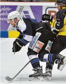  ?? Foto: Thorsten Jordan/Neal ?? Fürsorglic­her Familienva­ter auf der einen Seite, harter Verteidige­r auf der anderen. Dennis Neal spielt seit dieser Saison beim HC Landsberg.