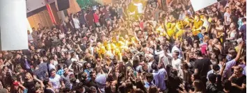  ?? Foto: Alexander Klarmann, Lichtriese­n ?? Schon vor 21 Uhr standen sie bei der letzten Party vor dem Imperio: Am Ende der Lauinger Disco wollten viele noch einmal dabei sein.