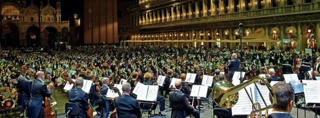  ??  ?? Il concerto
Verdi, Puccini e Rossini ieri sera in piazza San Marco hanno fermato il tempo. Molta emozione (foto Vision/Sabadin)