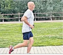  ?? ?? Jesús Lupiáñez, con su peluquero.
Antonio Hurtado, haciendo ‘running’ en Miraflores.